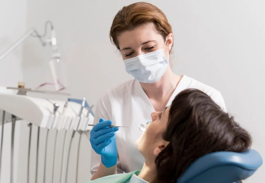 Jak wygląda rola asystentki stomatologicznej podczas leczenia?
