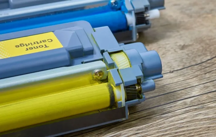 Jakie tonery wybrać, gdy drukarka stoi w domu i drukuje nieregularnie?