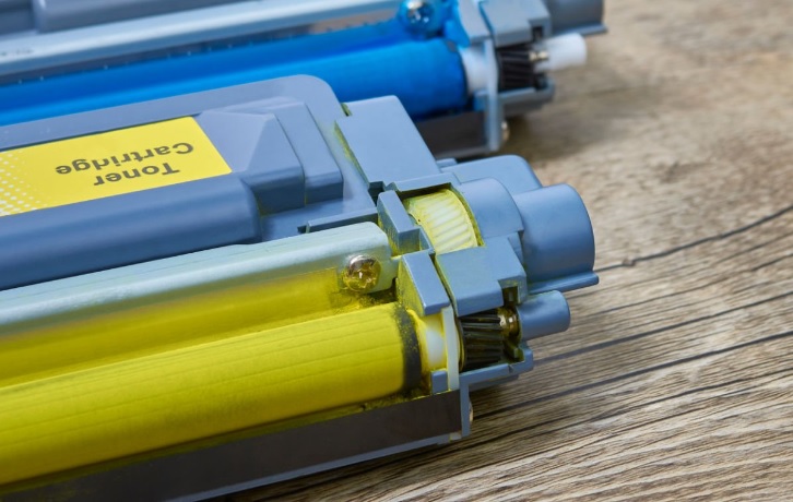 Jak dobrać tonery, gdy liczy się cicha praca i czystość (brak brudzenia wnętrza drukarki)